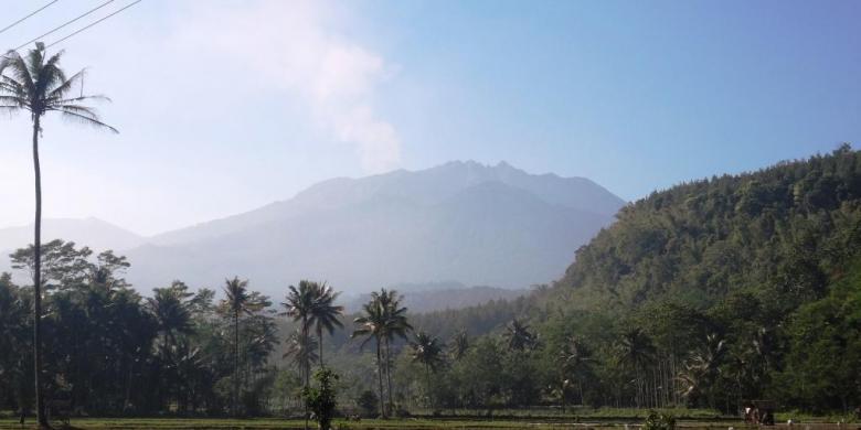 Kepulan asap keluar dari Gunung Raung. Foto oleh Ahmad Winarno (Kompas.com)