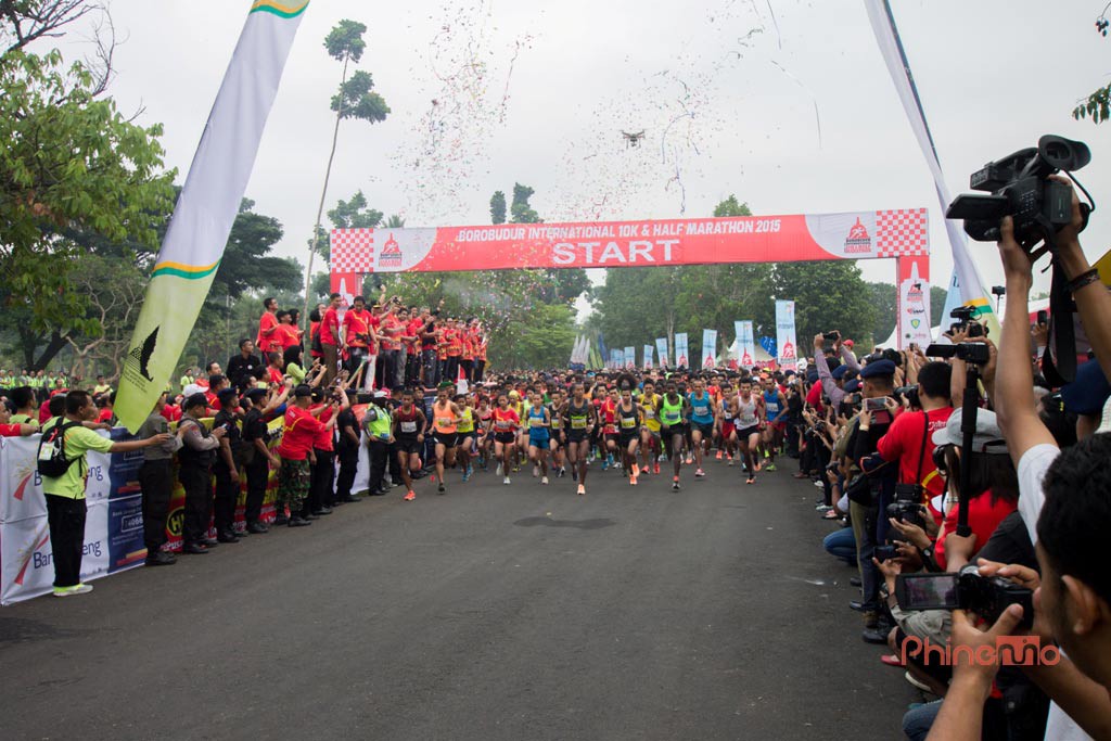 Pelari sebanyak 600 peserta half marathon memulai garis start