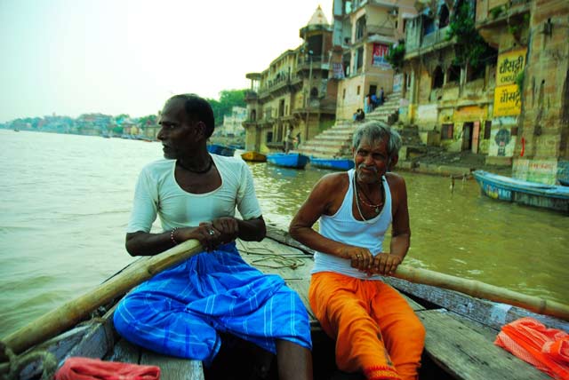 Bersama warga lokal di Sungai Gangga. Foto merupakan dokumentasi pribadi penulis