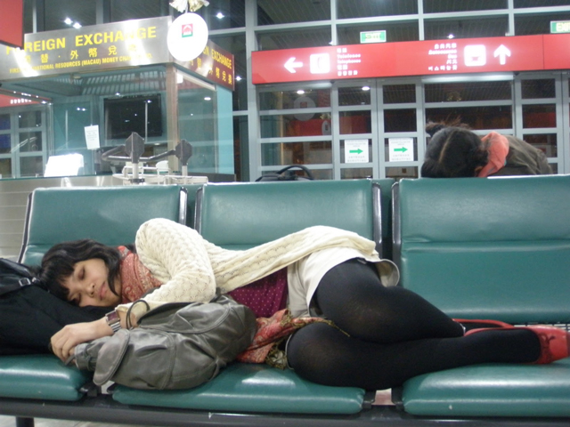 tidur di bandara 