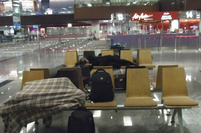 tidur di bandara