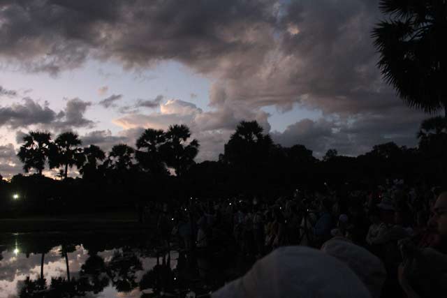 Ratusan wisatawan menanti sunrise
