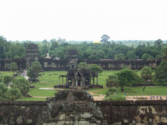 Panorama yang terlihat saat berada di bagian tertinggi Angkor Wat. Foto berasal dari sini