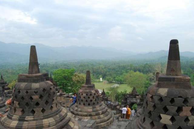 Pemandangan yang terlihat dari atas puncak Borobudur. Foto berasal dari tripadvisor.com