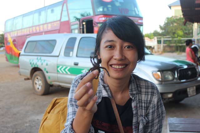 Penulis saat mencoba makan laba-laba di Kamboja