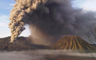 erupsi gunung