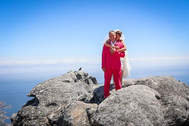 pasangan menikah di gunung