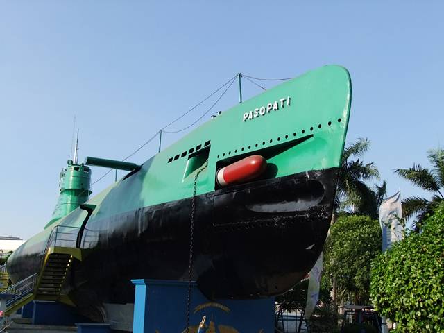 monumen kapal selam wisata surabaya