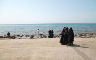 aturan bikini di laut arab