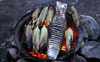 masak ikan di gunung