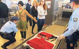 aturan pemeriksaan jilbab di bandara