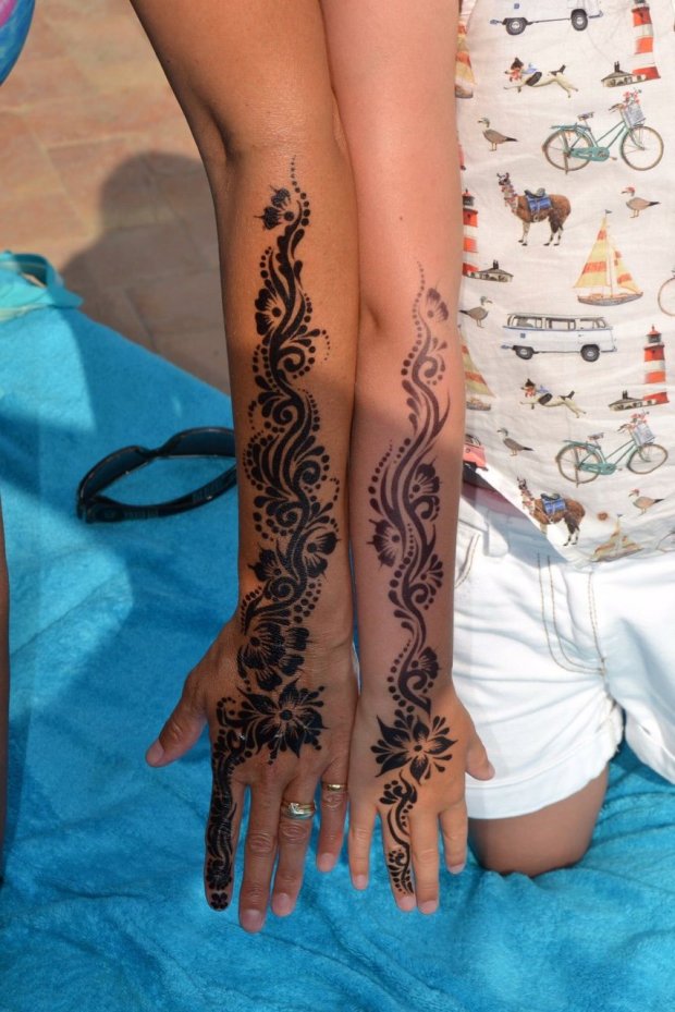 henna hitam di tangan