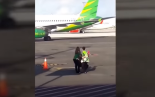 penumpang kejar pesawat di apron bandara