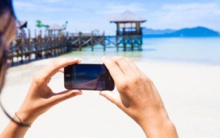 Woman-taking-pictures-with-smartphone