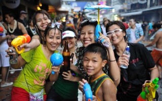 Festival Songkran di Thailand, Alasan Kamu Harus ke Bangkok di Bulan April songkran-thailand