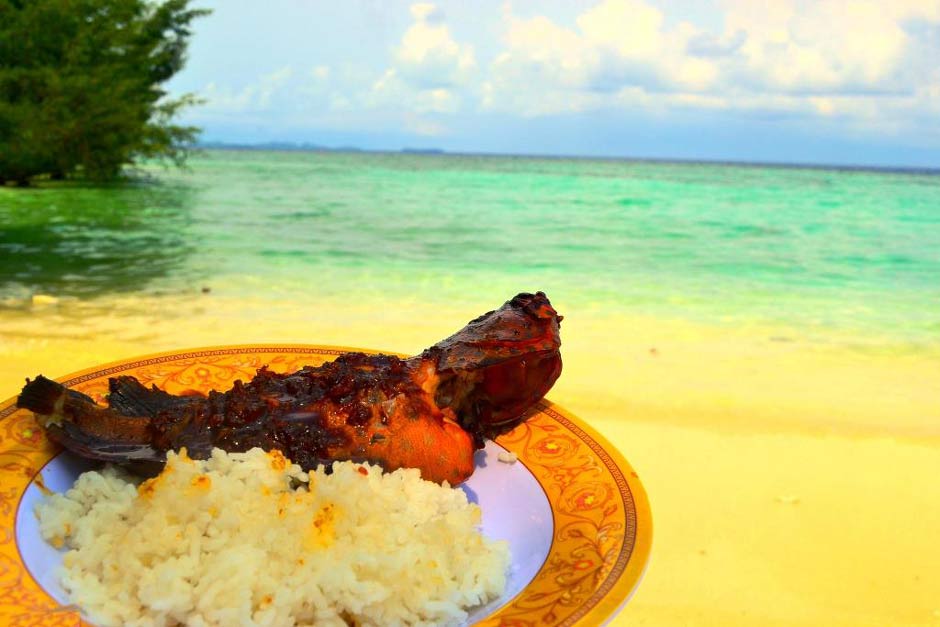 MAKAN-SIANG-IKAN-KERAPU-BAKAR-KARIMUNJAWA