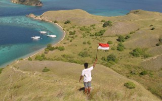 Mengibarkan sang saka merah putih di Indonesia timur.