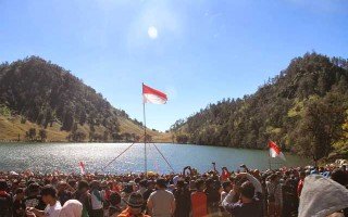 upacara HUT RI ranu kumbolo Semeru