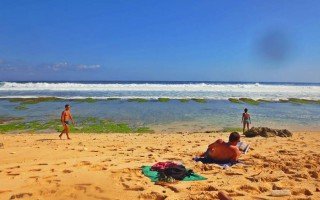 pantai bali yang jarang terjamah turis