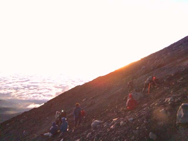 Romantisme Yang Hanya Bisa Dirasakan Saat Mendaki Gunung Bersama Pasangan