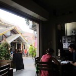 Membaca-buku-di-restoran