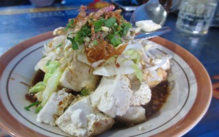 Kupat Tahu Pojok, Pilihan Kuliner Magelang yang Mesti Kamu Coba kupat tahu