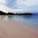 Menanti-senja-di-Pink-Beach