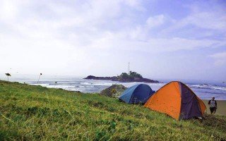 berkemah di pantai