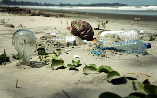 sampah-plastik-di-pantai
