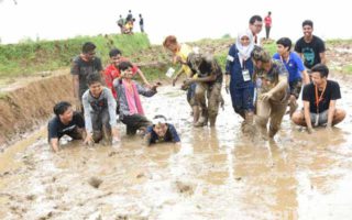 Ratusan Turis Asing Diajak Mandi Lumpur di Purwakarta, Ini Reaksi Mereka warga negara asing