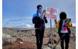 naik gunung pakai sandal