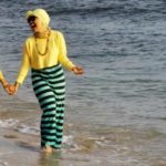 rekomendasi fashion yang cocok untuk ke pantai