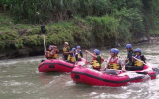 hal asyik saat rafting