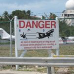 Bandara dekat pantai