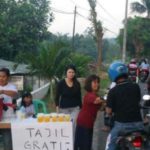 vihara bagikan takjil gratis