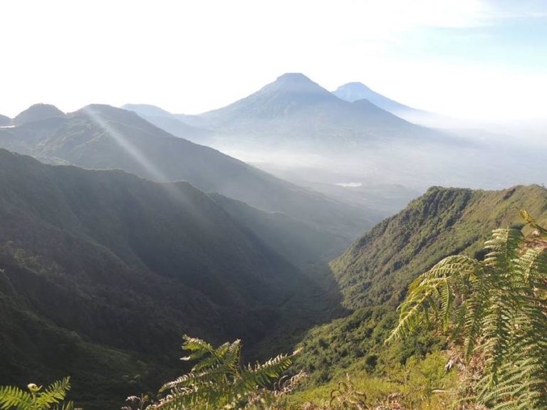 9 Bukit Dan Gunung Berpemandangan Indah Di Dieng