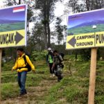 Pendaki menuruni jalur pendakian Gunung Ungaran di Sidomukti, Kabupaten Semarang, Jateng, Rabu (7/1).