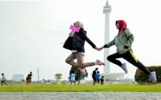 kumpulan foto unik pengunjung monas