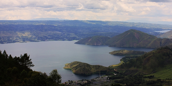 Danau toba merupakan danau vulkanik besar dengan sebuah pulau di tengahnya. danau ini terbentuk akib