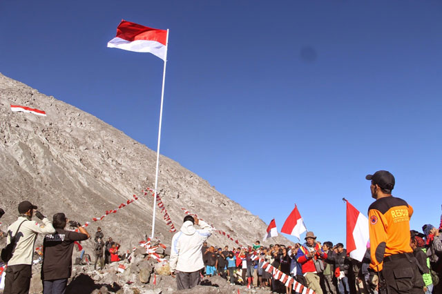 Kumpulan Foto Upacara Kemerdekaan 17 Agustus di Puncak Gunung