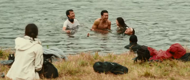 Scene berenang di Ranu Kumbolo ini, pasti bisa jawab kan?