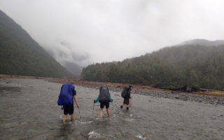 cara menyeberang sungai