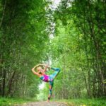 pose yoga tengah alam
