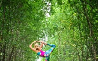 pose yoga tengah alam