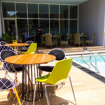 Area santai di kolam renang