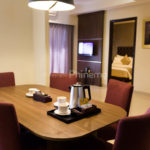Ruang makan kamar MG Suite