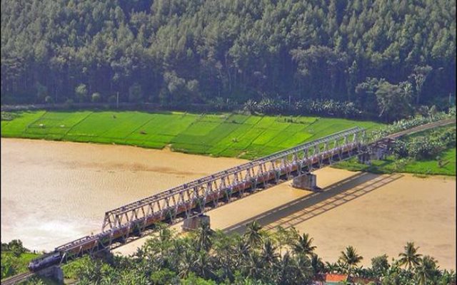 pemandangan kereta di purwokerto