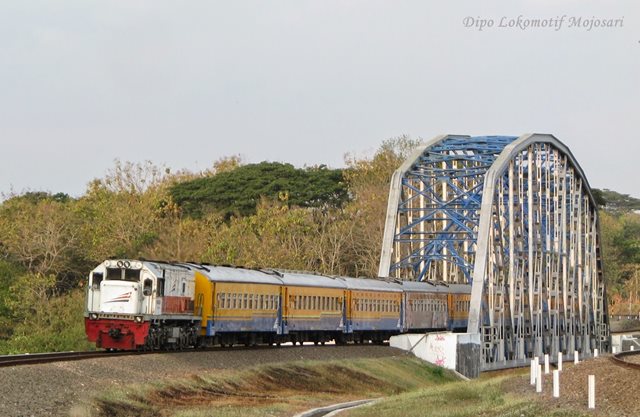 kereta di jembatan progo
