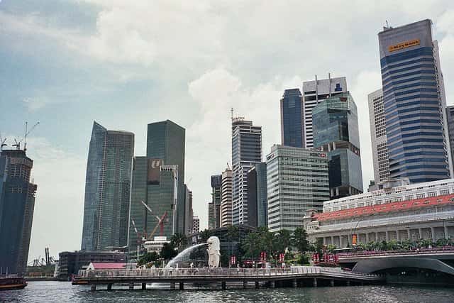 Singapura mempunyai lambang negara yaitu merlion yang berbentuk