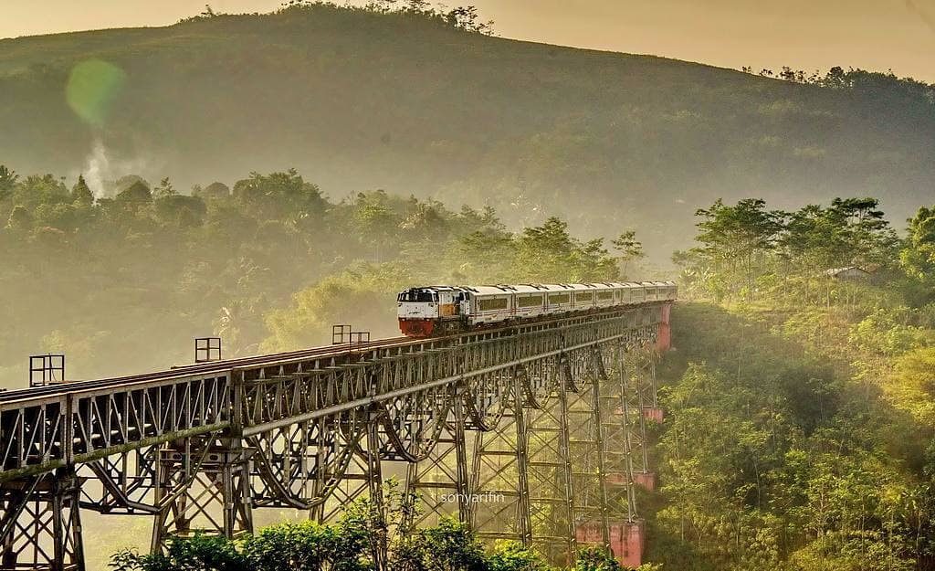 7 Jalur Terindah Kereta Api Indonesia